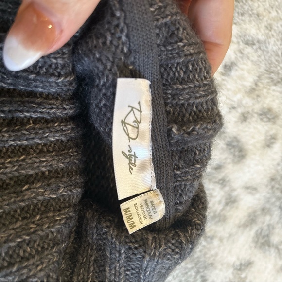 RD Style Turtle Neck no Sleeves with side slits. Size M - Picture 5 of 5